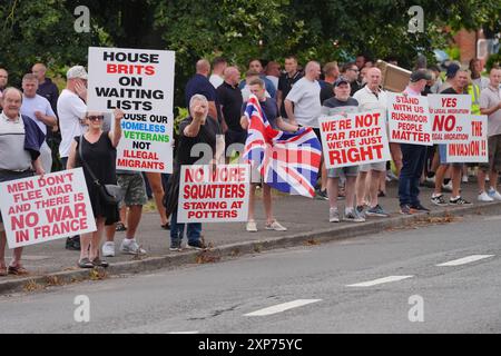 HINWEIS HANDGESTEN die Menschen protestieren im Potters International Hotel in Aldershot, Hampshire, nach den Messerstechangriffen am Montag in Southport, bei denen drei kleine Kinder getötet wurden. Bilddatum: Sonntag, 4. August 2024. Stockfoto