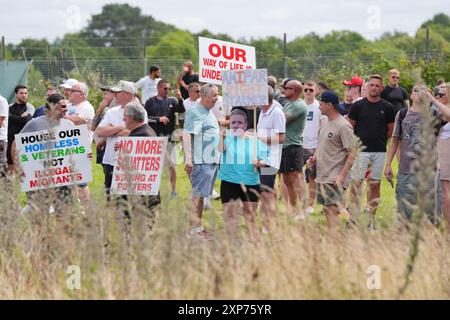 Eine Person, die eine Sir Keir Starmer Maske trägt, schließt sich den Protesten im Potters International Hotel in Aldershot, Hampshire an, nach den Messerstechangriffen am Montag in Southport, bei denen drei kleine Kinder getötet wurden. Bilddatum: Sonntag, 4. August 2024. Stockfoto