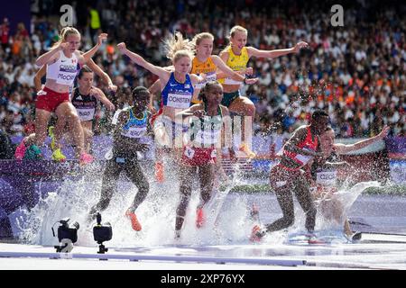 Die Teilnehmer springen während des 3000-Meter-Turnierrennens der Damen im Stade de France während der Olympischen Sommerspiele 2024 in Paris, Frankreich, am Sonntag, den 4. August 2024 ins Wasser. Foto: Paul Hanna/UPI Stockfoto