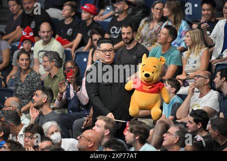 Paris, Frankreich. August 2024. Der nordkoreanische Führer Kim Jong UN Looklike wird am 4. August 2024 während des Olympischen Tischtennis-Spiels in Paris mit einer Puppe Winnie the Puuh gesehen. Foto: Eliot Blondet/ABACAPRESS. COM Credit: Abaca Press/Alamy Live News Stockfoto