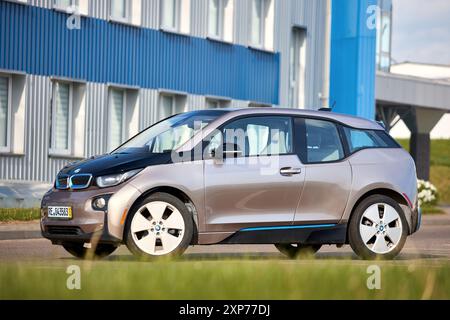 Berlin, 4. Mai 2024: BMW i3 Range Extender REX 2015 Electric B-Klasse Hochdach-Fließheck selektiver Fokus über unscharfen urbanen Hintergrund Stockfoto