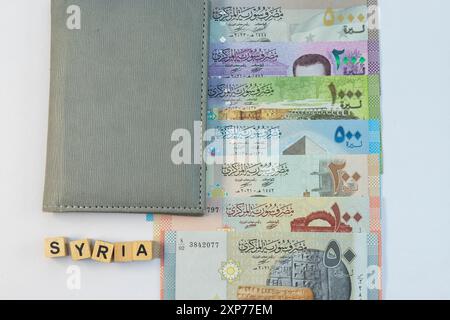 Syrisches Geld-Lira-Pfund isoliert auf weißem Hintergrund Stockfoto