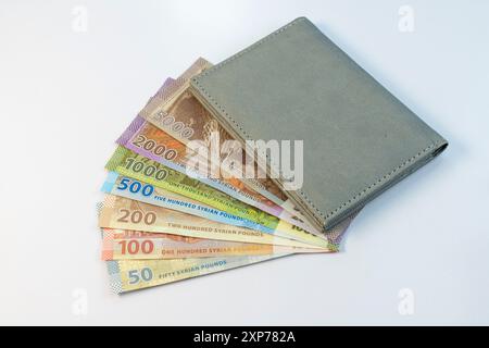 Syrische Währungsscheine fächerten aus Wallet isoliert auf weißem Hintergrund Stockfoto