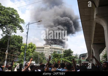 Studierende protestieren gegen das Quotensystem in Regierungsjobs in Dhaka, Bangladesch-Demonstranten blockieren die Straßenkreuzung während eines Protests in Dhaka am 4. August 2024, um Gerechtigkeit für die Opfer zu fordern, die während der jüngsten landesweiten Gewalt während der Anti-Quoten-Proteste verhaftet und getötet wurden. Die Zahl der Todesopfer aus den Auseinandersetzungen am 4. August zwischen Demonstranten in Bangladesch, die den Rücktritt von Premierminister Scheich Hasina und regierungsnahen Unterstützern forderten, ist auf mindestens 23 gestiegen, sagten Polizei und Ärzte. Dhaka Dhaka Bezirk Bangladesch Copyright: XHabiburxRahmanx Stockfoto