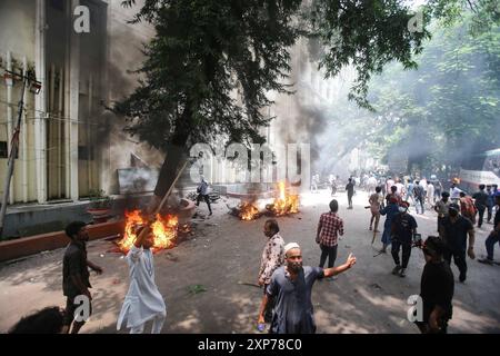 Studierende protestieren gegen das Quotensystem in Regierungsjobs in Dhaka, Bangladesch-Demonstranten blockieren die Straßenkreuzung während eines Protests in Dhaka am 4. August 2024, um Gerechtigkeit für die Opfer zu fordern, die während der jüngsten landesweiten Gewalt während der Anti-Quoten-Proteste verhaftet und getötet wurden. Die Zahl der Todesopfer aus den Auseinandersetzungen am 4. August zwischen Demonstranten in Bangladesch, die den Rücktritt von Premierminister Scheich Hasina und regierungsnahen Unterstützern forderten, ist auf mindestens 23 gestiegen, sagten Polizei und Ärzte. Dhaka Dhaka Bezirk Bangladesch Copyright: XHabiburxRahmanx Stockfoto