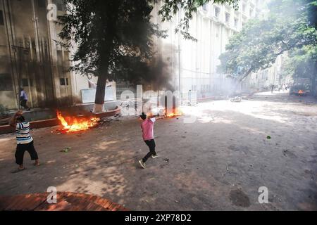 Studierende protestieren gegen das Quotensystem in Regierungsjobs in Dhaka, Bangladesch-Demonstranten blockieren die Straßenkreuzung während eines Protests in Dhaka am 4. August 2024, um Gerechtigkeit für die Opfer zu fordern, die während der jüngsten landesweiten Gewalt während der Anti-Quoten-Proteste verhaftet und getötet wurden. Die Zahl der Todesopfer aus den Auseinandersetzungen am 4. August zwischen Demonstranten in Bangladesch, die den Rücktritt von Premierminister Scheich Hasina und regierungsnahen Unterstützern forderten, ist auf mindestens 23 gestiegen, sagten Polizei und Ärzte. Dhaka Dhaka Bezirk Bangladesch Copyright: XHabiburxRahmanx Stockfoto