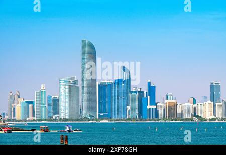ABU DHABI - 29. März: Panoramablick auf Abu Dhabi mit Meer, Corniche am Wasser und Wolkenkratzern an sonnigen Tagen am 29. März. 2024 in den Vereinigten Arabischen Emiraten. Stockfoto