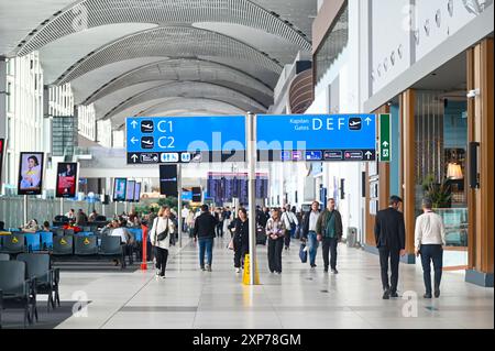 ISTANBUL - 02. MAI: Innenraum des neuen internationalen Flughafens Istanbul mit Fluggästen am 2. Mai. 2024 in der Türkei Stockfoto