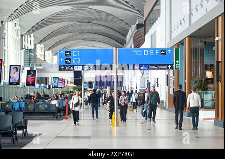 ISTANBUL - 02. MAI: Innenraum des neuen internationalen Flughafens Istanbul mit Fluggästen am 2. Mai. 2024 in der Türkei Stockfoto