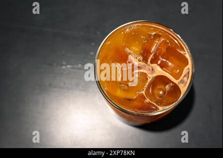 Blick von oben auf Glas mit Hummelkaffee oder Hummelkaffee mit Orangensaft und Eis als Sommergetränk Stockfoto