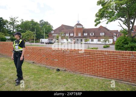 Polizeibeamte vor dem Potters International Hotel in Aldershot, Hampshire, während eines Protestes nach den Messerstechangriffen am Montag in Southport, bei denen drei kleine Kinder getötet wurden. Bilddatum: Sonntag, 4. August 2024. Stockfoto