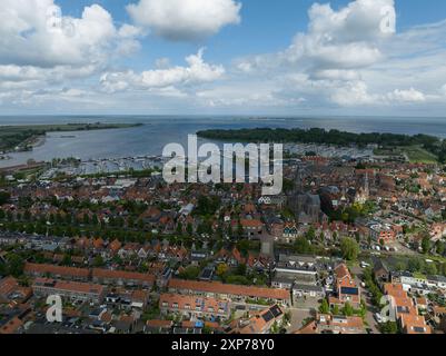 Monnickendam, Nordholland, Niederlande, historisches niederländisches Dorf am Markermeer. Luftaufnahme. Stockfoto