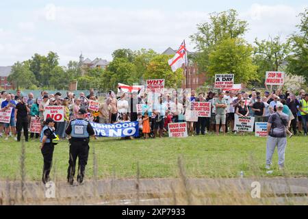 Menschen protestieren im Potters International Hotel in Aldershot, Hampshire, nach den Messerstechanschlägen am Montag in Southport, bei denen drei kleine Kinder getötet wurden. Bilddatum: Sonntag, 4. August 2024. Stockfoto