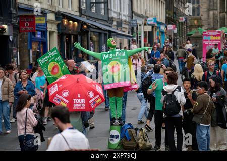 Edinburgh Schottland, Vereinigtes Königreich 4. August 2024. Leben auf der Royal Mile während des Edinburgh Festivals mit Künstlern und Touristen. Credit sst/alamy Live News Stockfoto