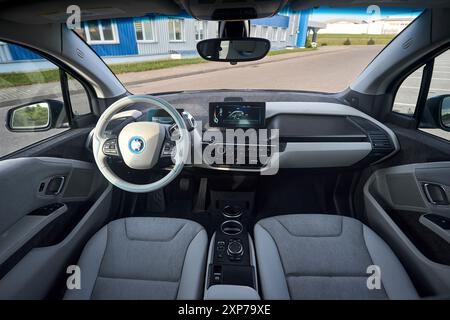 Berlin, 4. Mai 2024: BMW i3 Range Extender REX 2015 Electric B Klasse Hochdach-Fließheck Innenraum Stockfoto