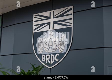 Silverstone Circuit, Silverstone, Northamptonshire, Großbritannien. August 2024. 2024 Monster Energy British MotoGP Qualifying Day; das Abzeichen des British Racing Drivers Club Credit: Action Plus Sports/Alamy Live News Stockfoto