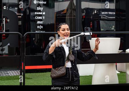 Silverstone Circuit, Silverstone, Northamptonshire, Großbritannien. August 2024. 2024 Monster Energy British MotoGP Qualifying Day; Ein Fan macht ein Selfie vor den Aprilia Teams Büros Credit: Action Plus Sports/Alamy Live News Stockfoto