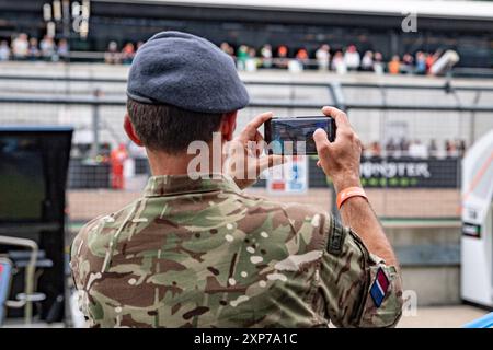 Silverstone Circuit, Silverstone, Northamptonshire, Großbritannien. August 2024. 2024 Monster Energy British MotoGP Qualifying Day; Ein Mitglied der Streitkräfte fotografiert die Action auf Track Credit: Action Plus Sports/Alamy Live News Stockfoto