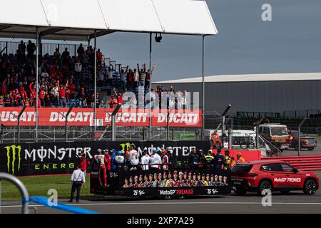 Silverstone Circuit, Silverstone, Northamptonshire, Großbritannien. August 2024. 2024 Monster Energy British MotoGP Qualifying Day; die MotoGP-Fahrer begrüßen die Fans während einer Rennparade. Credit: Action Plus Sports/Alamy Live News Stockfoto