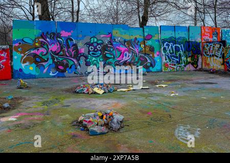 Graffiti & Urban Art Spandau riesiger Graffiti-Platz in Spandau, wo alte Teile der Berliner Mauer für urbane Künstler zur Verfügung gestellt wurden, um ihre Wandbilder und Graffiti zu machen. Berlin-Spandau Saatwinkler Damm Berlin Deutschland Copyright: XGuidoxKoppesxPhotox Stockfoto