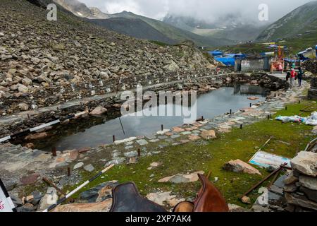 Juli 25.2024, Himachal Pradesh, Indien. Gauri Kund, ein heiliger Teich, der der hinduistischen Göttin Gauri Mata gewidmet ist, wo Gläubige während des Mani M Gebete abgeben Stockfoto