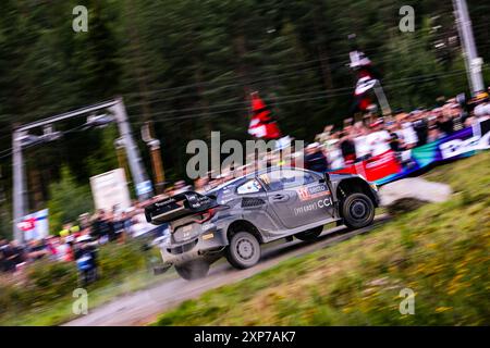 Fahrer Sebastien Ogier und Co-Pilot Vincent Landais vom Team Toyota Gazoo Racing WRT, Toyota Gr Yaris Rally1 Hybrid, treffen auf das 4. The Race, während der FIA-Rallye-Weltmeisterschaft WRC Secto Rallye Finnland 2024 04 August Jyvaskyla, Finnland Stockfoto