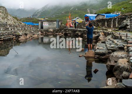 Juli 25.2024, Himachal Pradesh, Indien. Gauri Kund, ein heiliger Teich, der der hinduistischen Göttin Gauri Mata gewidmet ist, wo Gläubige während des Mani M Gebete abgeben Stockfoto