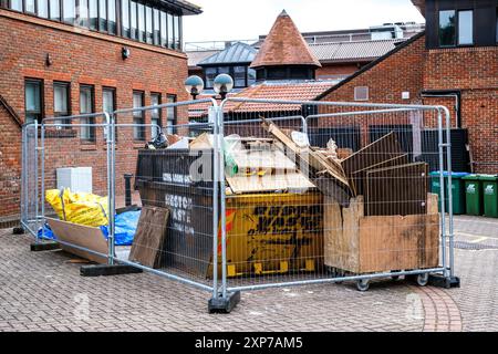 Epsom, Surrey, Großbritannien, 4. August 2024, Baumeister überspringen voller Abfall hinter Einem Sicherheitszaun ohne Menschen Stockfoto