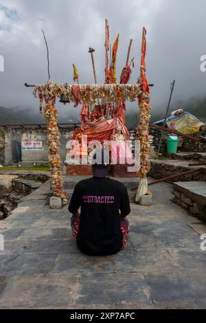 Juli 25.2024, Himachal Pradesh, Indien. Gläubige in meditativen Haltungen am Gauri Kund, einem heiligen Teich, der der hinduistischen Göttin Gauri Mata gewidmet ist, während der Stockfoto