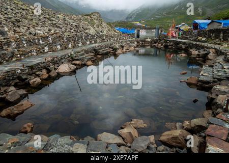 Juli 25.2024, Himachal Pradesh, Indien. Gauri Kund, ein heiliger Teich, der der hinduistischen Göttin Gauri Mata gewidmet ist, wo Gläubige während des Mani M Gebete abgeben Stockfoto