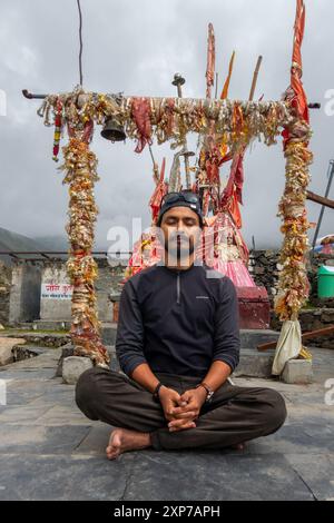 Juli 25.2024, Himachal Pradesh, Indien. Gläubige in meditativen Haltungen am Gauri Kund, einem heiligen Teich, der der hinduistischen Göttin Gauri Mata gewidmet ist, während der Stockfoto