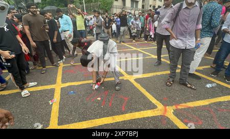 Dhaka, Bangladesch, Bangladesch. August 2024. Studenten und allgemeine Volkszüge aus verschiedenen Gebieten der Hauptstadt haben sich im zentralen Shaheed Minar versammelt. Die Bewegung, die begonnen hat, die Quotenreform in den Mittelpunkt zu rücken, hat sich nun mit Slogans des Untergangs der Regierung turbulent entwickelt. Bei der Einreichung dieses Berichts gegen 45 Uhr kamen Demonstranten aus verschiedenen Teilen mit Prozessionen. Mit der Zeit nahm die Zahl der Demonstranten zu. Es gab kaum Platz zum Stehen am vollgepackten Shaheed Minar Chattar und seinen angrenzenden Bereichen. Protestierende Studenten skandierten Slogans im zentralen Shahee Stockfoto