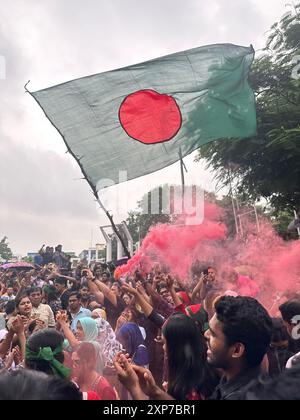 Dhaka, Bangladesch, Bangladesch. August 2024. Studenten und allgemeine Volkszüge aus verschiedenen Gebieten der Hauptstadt haben sich im zentralen Shaheed Minar versammelt. Die Bewegung, die begonnen hat, die Quotenreform in den Mittelpunkt zu rücken, hat sich nun mit Slogans des Untergangs der Regierung turbulent entwickelt. Bei der Einreichung dieses Berichts gegen 45 Uhr kamen Demonstranten aus verschiedenen Teilen mit Prozessionen. Mit der Zeit nahm die Zahl der Demonstranten zu. Es gab kaum Platz zum Stehen am vollgepackten Shaheed Minar Chattar und seinen angrenzenden Bereichen. Protestierende Studenten skandierten Slogans im zentralen Shahee Stockfoto