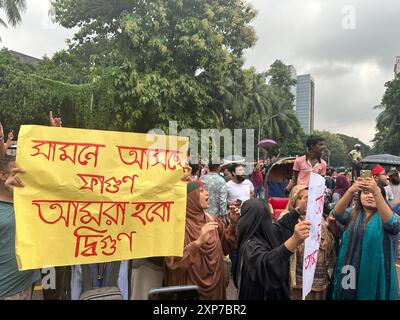 Dhaka, Bangladesch, Bangladesch. August 2024. Studenten und allgemeine Volkszüge aus verschiedenen Gebieten der Hauptstadt haben sich im zentralen Shaheed Minar versammelt. Die Bewegung, die begonnen hat, die Quotenreform in den Mittelpunkt zu rücken, hat sich nun mit Slogans des Untergangs der Regierung turbulent entwickelt. Bei der Einreichung dieses Berichts gegen 45 Uhr kamen Demonstranten aus verschiedenen Teilen mit Prozessionen. Mit der Zeit nahm die Zahl der Demonstranten zu. Es gab kaum Platz zum Stehen am vollgepackten Shaheed Minar Chattar und seinen angrenzenden Bereichen. Protestierende Studenten skandierten Slogans im zentralen Shahee Stockfoto