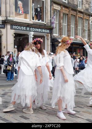 Weibliche Tänzerinnen spielen auf der Royal Mile während des Edinburgh Fringe Festivals, 3. August 2024 Stockfoto