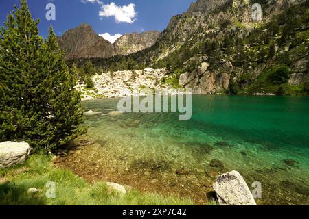 Der See Estany de Monestero im Nationalpark Aigüestortes i Estany de Sant Maurici, Katalonien, Spanien, Europa | Lake Estany de Monestero in Aigüesto Stockfoto