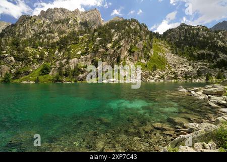 Der See Estany de Monestero im Nationalpark Aigüestortes i Estany de Sant Maurici, Katalonien, Spanien, Europa | Lake Estany de Monestero in Aigüesto Stockfoto