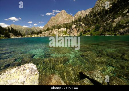 Der See Estany de Monestero im Nationalpark Aigüestortes i Estany de Sant Maurici, Katalonien, Spanien, Europa | Lake Estany de Monestero in Aigüesto Stockfoto