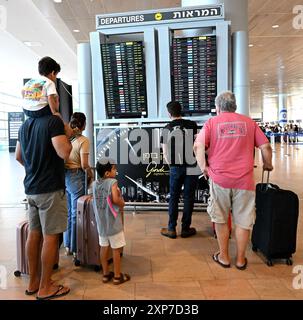 Lod, Westbank. August 2024. Die Flugpläne werden am Sonntag, den 4. August 2024, in einer fast leeren Abflughalle am internationalen Flughafen Ben Gurion in Lod, nahe Tel Aviv, überprüft. Viele internationale Fluggesellschaften, darunter Delta, United und British Airways, haben Flüge von und nach Israel storniert, weil ein mehrtruppiger Angriff des Iran, Syriens, der Hisbollah im Libanon und des Jemen auf Israel droht. Zehntausende Israelis sind im Ausland gestrandet, während der Flughafen während der Sommersaison leer bleibt. Foto: Debbie Hill/ Credit: UPI/Alamy Live News Stockfoto