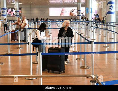 Lod, Westbank. August 2024. Am Sonntag, den 4. August 2024, stehen Menschen mit Koffern in einer fast leeren Abflughalle am internationalen Flughafen Ben Gurion in Lod, nahe Tel Aviv. Viele internationale Fluggesellschaften, darunter Delta, United und British Airways, haben Flüge von und nach Israel storniert, weil ein mehrtruppiger Angriff des Iran, Syriens, der Hisbollah im Libanon und des Jemen auf Israel droht. Zehntausende Israelis sind im Ausland gestrandet, während der Flughafen während der Sommersaison leer bleibt. Foto: Debbie Hill/ Credit: UPI/Alamy Live News Stockfoto