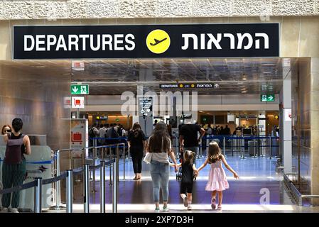 Lod, Westbank. August 2024. Am Sonntag, den 4. August 2024, laufen die Menschen in einer fast leeren Abflughalle am internationalen Flughafen Ben Gurion in Lod, nahe Tel Aviv. Viele internationale Fluggesellschaften, darunter Delta, United und British Airways, haben Flüge von und nach Israel storniert, weil ein mehrtruppiger Angriff des Iran, Syriens, der Hisbollah im Libanon und des Jemen auf Israel droht. Zehntausende Israelis sind im Ausland gestrandet, während der Flughafen während der Sommersaison leer bleibt. Foto: Debbie Hill/ Credit: UPI/Alamy Live News Stockfoto