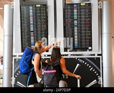 Lod, Westbank. August 2024. Die Flugpläne werden am Sonntag, den 4. August 2024, in einer fast leeren Abflughalle am internationalen Flughafen Ben Gurion in Lod, nahe Tel Aviv, überprüft. Viele internationale Fluggesellschaften, darunter Delta, United und British Airways, haben Flüge von und nach Israel storniert, weil ein mehrtruppiger Angriff des Iran, Syriens, der Hisbollah im Libanon und des Jemen auf Israel droht. Zehntausende Israelis sind im Ausland gestrandet, während der Flughafen während der Sommersaison leer bleibt. Foto: Debbie Hill/ Credit: UPI/Alamy Live News Stockfoto