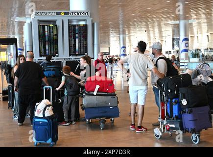 Lod, Westbank. August 2024. Die Flugpläne werden am Sonntag, den 4. August 2024, in einer fast leeren Abflughalle am internationalen Flughafen Ben Gurion in Lod, nahe Tel Aviv, überprüft. Viele internationale Fluggesellschaften, darunter Delta, United und British Airways, haben Flüge von und nach Israel storniert, weil ein mehrtruppiger Angriff des Iran, Syriens, der Hisbollah im Libanon und des Jemen auf Israel droht. Zehntausende Israelis sind im Ausland gestrandet, während der Flughafen während der Sommersaison leer bleibt. Foto: Debbie Hill/ Credit: UPI/Alamy Live News Stockfoto