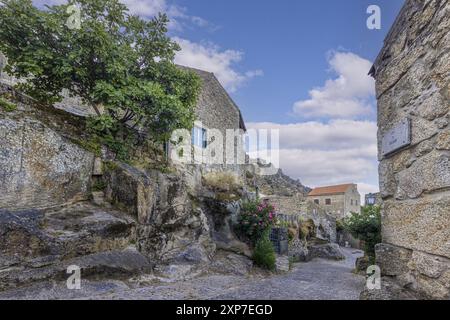 Szene einer verlassenen Straße aus der historischen Stadt Monsanto in Portugal im Sommer Stockfoto
