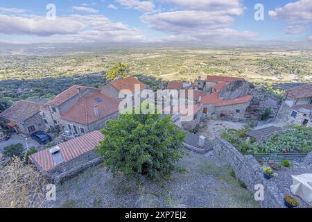 Blick auf die verlassene historische Stadt Monsanto in Portugal während des Sommersonnenaufgangs Stockfoto