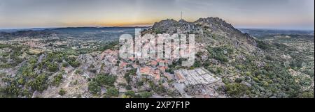 Drohnenpanorama der historischen Stadt und der Festung Monsanto in Portugal am Morgen während des Sommersonnenaufgangs Stockfoto