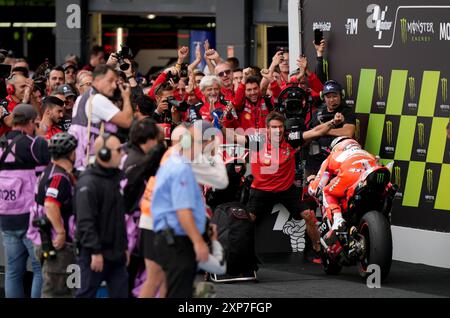 Enea Bastianini des Ducati Lenovo Teams gewann im parc Ferme während des Monster Energy British Grand Prix MotoGP 2024 in Silverstone, Towcester. Bilddatum: Sonntag, 4. August 2024. Stockfoto