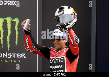 Jorge Martin von Prima Pramac Racing auf dem Podium, nachdem er beim Monster Energy British Grand Prix MotoGP 2024 in Silverstone, Towcester, Zweiter wurde. Bilddatum: Sonntag, 4. August 2024. Stockfoto