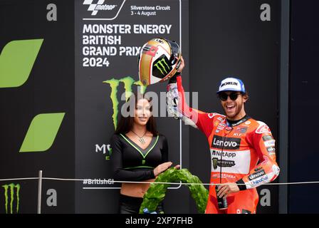 Enea Bastianini des Ducati Lenovo Teams auf dem Podium, nachdem er beim Monster Energy Grand Prix MotoGP 2024 in Silverstone, Towcester, den ersten Platz belegte. Bilddatum: Sonntag, 4. August 2024. Stockfoto