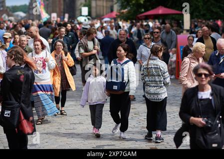 Edinburgh, Schottland, Großbritannien. August 2024. Touristen auf der Royal Mile in Edinburgh am Eröffnungswochenende des Edinburgh Festivals und des Edinburgh Festival Fringe. Edinburgh, Schottland, Großbritannien. Quelle: Garry Cook/Alamy Live News. Stockfoto